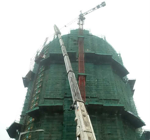 黄岛吊车在工地上作业